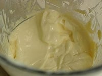 クリーム状になったら材料2の酢を少しずつ加え、混ぜ合わせ白っぽいクリーム状になったらでき上がりです。