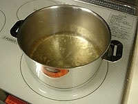 鍋に酒とみりんを入れ、火にかけて沸騰させ、アルコール分を飛ばします。