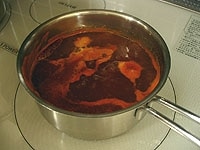 沸騰したら弱火にして、ふつふつと20分ほど煮ます。アクが出てきたら、表面をそっと取り除きます。