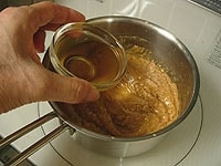 次に酢とラ－油を加え、よく混ぜ合わせて火を止めます。