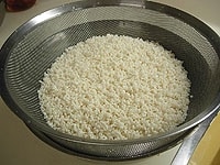 もち米は洗い1時間ほど、たっぷりの水に浸けておきます。蒸す前にざるにあげ、しっかりと水気を切っておきます。