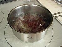 鍋にささげを入れ、たっぷりの水から茹でます。常に水がかぶっている状態で少し固めに茹でます。茹で上がったらザルにとり、ささげに塩を振ります。茹で汁は取っておきます。