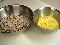 蒸し上がったもち米は1対2に分けます。1の方にくちなしの黄色の水をまわしかけ、まんべんなく色付くように混ぜ合わせます。2の方はささげと煮汁を加え、まんべんなく混ぜ合わせ色をつけます。