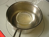 水50ccにゼラチンを振り入れて3分ほど置いておきます。そのあと湯せんにかけて溶かしておきます。