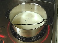 鍋に牛乳、生クリーム100ccとバニラビーンズの種とさやも入れ、弱火にかけます。沸騰前に火からおろします。
