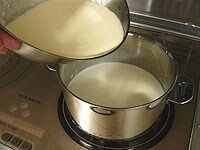 ボウルで混ぜ合わせたソースを鍋の残りのソースとあわせ、バターも加えます。混ぜ合わせ弱火にかけます。