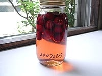 アメリカンチェリーの茜色が美しいフルーツビネガーは、グラスに注ぎ3～4倍の水やソーダ水で割って飲みます。また牛乳で割るとヨーグルトのような味わいが楽しめます。