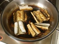鍋に酒、みりん、醤油、ショウガの千切りを入れ沸騰させます。焼いたアナゴと頭を鍋に入れ、落とし蓋をして中火で15分程煮ます。火を止めてしばらくそのままにして、しっかり味を含ませます。