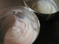 生クリームは、それぞれの分量のグラニュー糖を加え（いちごケーキには食紅を加える）、軽く角が立つぐらいまでホイップします。<br />