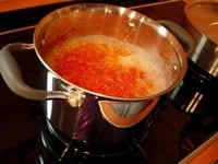 1の鍋を蓋をしないで中火にかけます。ふつふつと煮立ってきたら、アクを取りながら、木ベラでかき混ぜ20分ほど煮詰めます。果汁たっぷりのジャムなので、サラッとしたジャムになります。果汁を別にとり分けて、煮詰める時間ももう少し長くするととろみのあるジャムになります。