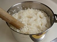 もち米は洗い1時間ほど浸けておきます。普通の水加減で炊きあげ、蒸らしてから熱いうちに塩を振りかけ、すりこぎで半つぶし状につきます。（もち米を水に浸けている間に、あずき餡を作ります）<br />