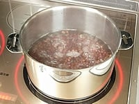 あずきはさっと洗い、鍋に入れ、かぶるくらいの水を加えて中火にかけます。煮立ってきたら、さらに5分ほど煮てからざるにあけ、アクを取ります。再び鍋に戻し水を加え、煮立たせてざるにとり、アクを取ります。