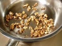 フライパンでクルミをから炒りして粗く砕きます。ナッツ類は必ずローストしてから使うようにしましょう。香ばしさが違います。<br />