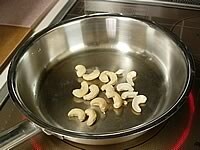 フライパンでカシューナッツを軽くから炒りして、荒く砕きます。<br />