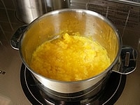 鍋にオレンジの果肉をを入れ荒く潰しながら、中火で5分ほど煮たら火を止めます。