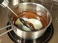 なめらかに溶けたチョコレートに、弱火で温めたコンデンスミルクを加え混ぜ合わせます。