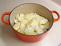 りんごは洗って皮をむき、6つ割にし芯を取り除きます。5mm厚のいちょう切りにし、鍋に入れます。グラニュー糖、白ワイン、レモン汁を振りかけて15分ほど置いておきます。りんごの水分と溶けた砂糖がなじんできます。