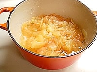 鍋を中火にかけ時々かき混ぜながら20分ほど煮て、りんごに透明感が出てきたら火を止めます。