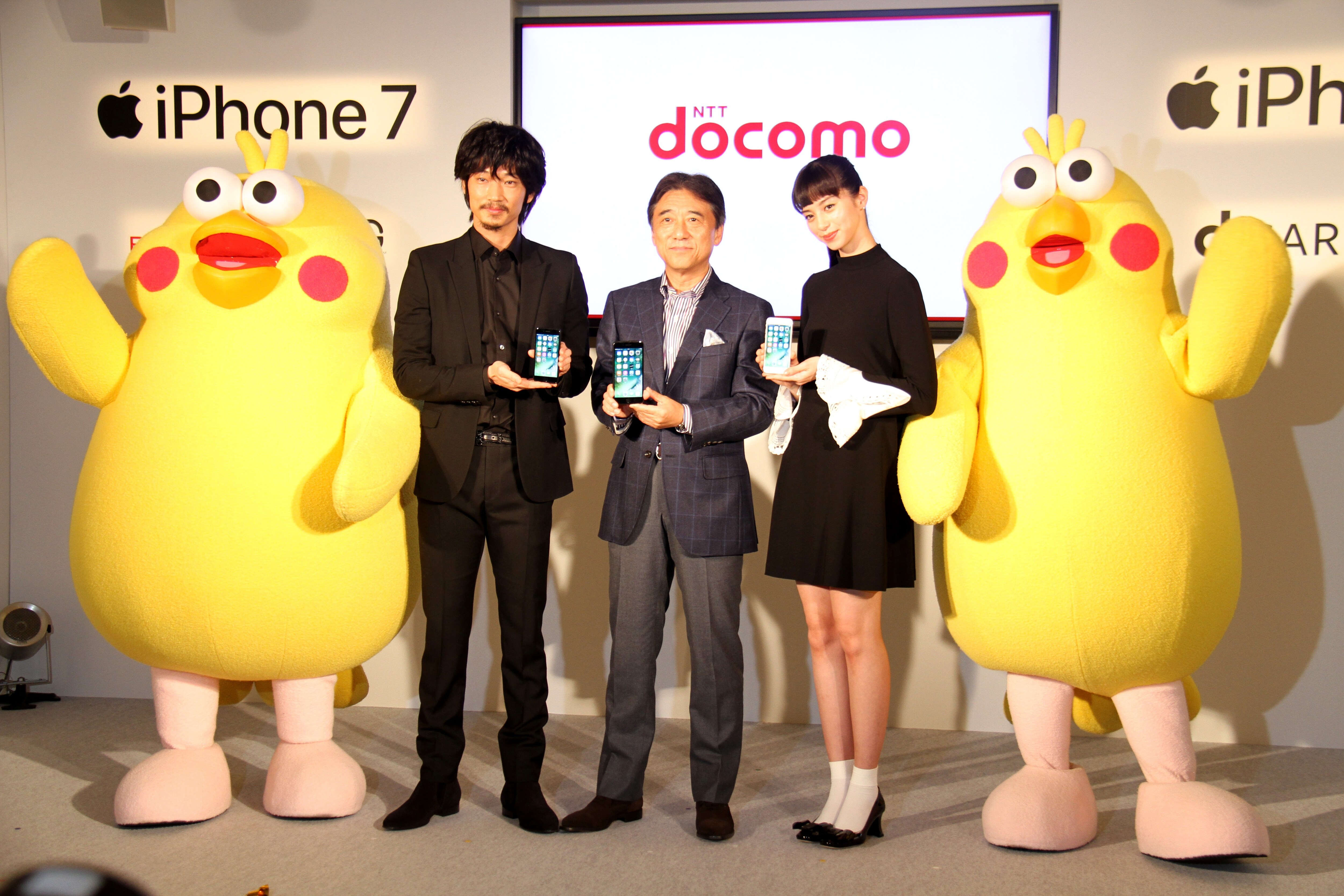 iPhone7/7 Plusが発売開始 綾野剛「ジェットブラックが気になる」