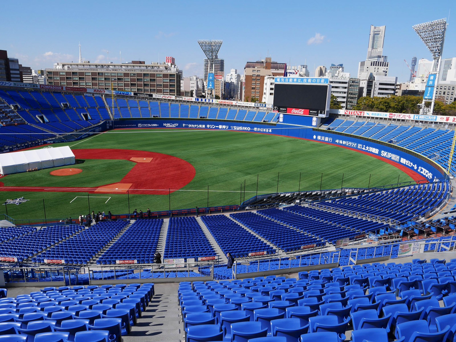 横浜スタジアムの観客席がすべて横浜ブルーに「一体になって勝利を 横浜スタジアムの観客席がすべて横浜ブルーに「一体になって勝利を