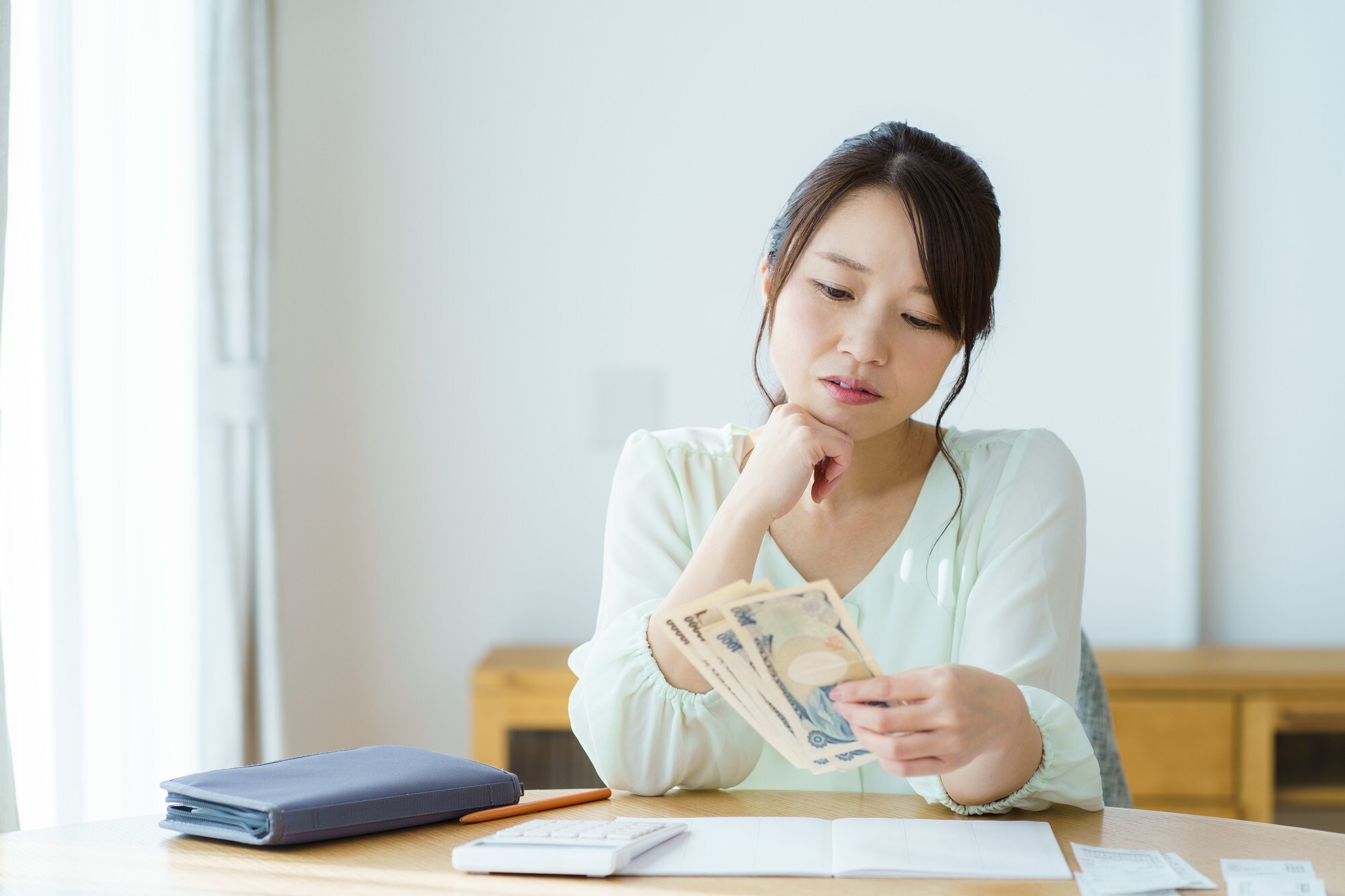 高いと思っている家計の固定費ランキング！ インターネット代、携帯代を抑えた1位は？