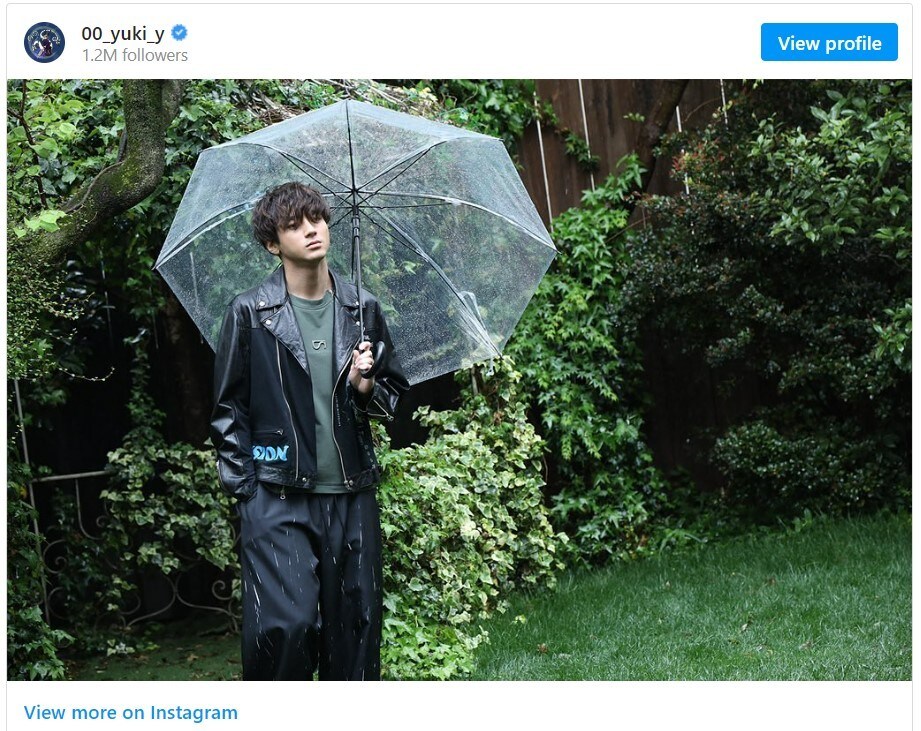 山田裕貴、傘を差す写真が「イケメンすぎる」と話題「ただただ美しい」「むっちゃかっこいいんですけど！」