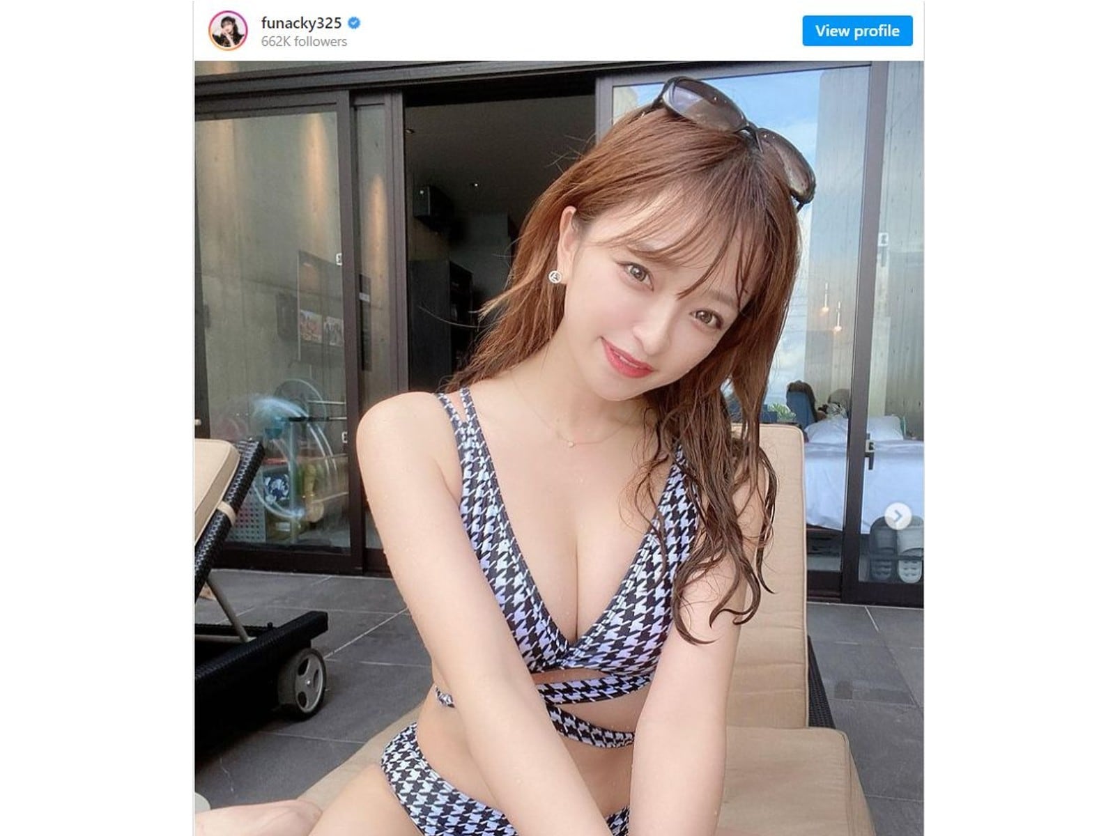 ヘラヘラ・さおりん、美谷間あらわな水着姿で美バディ披露！ 「えぐかわいい」「すごくセクシー」