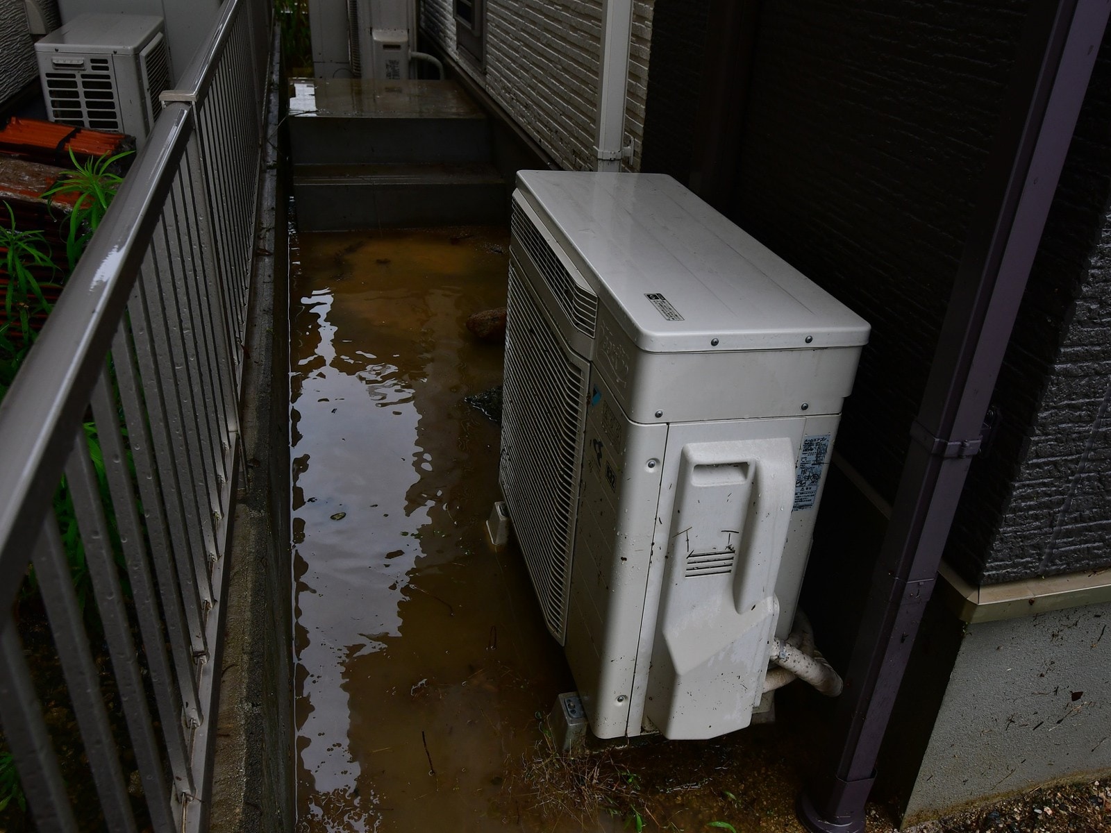 台風で倒れたエアコン室外機は自分で起こちゃダメ！ ダイキンが対処法 
