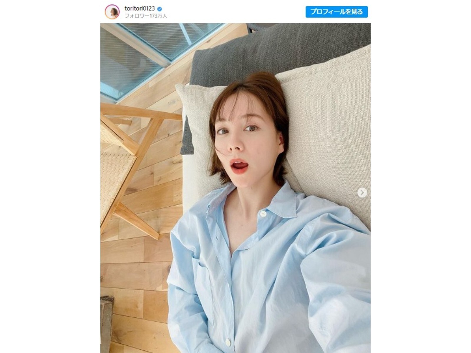 トリンドル玲奈 デコルテちらりな寝転び彼シャツ風ショットに 美し過ぎてやばい 天使でしょう の声 All About News