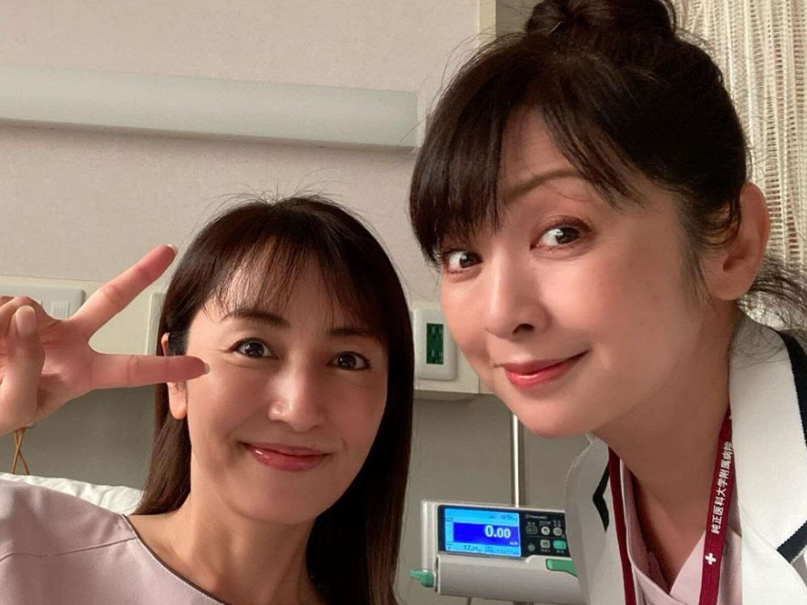 矢田亜希子、女医姿の斉藤由貴との豪華ツーショット公開！ 「美人過ぎるお二人」「2人ともまだまだ若い」