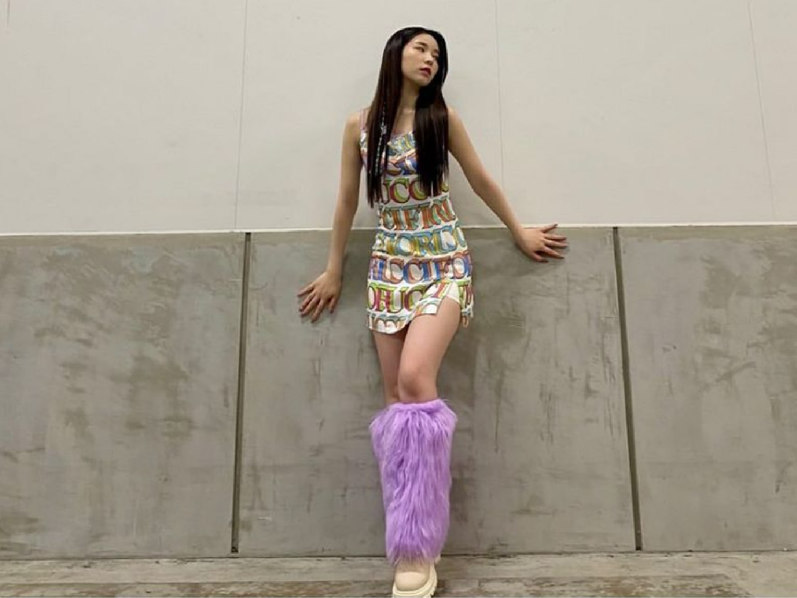 スタイルえぐし」NiziU・マヤ、超ミニ丈ワンピで太ももあらわに