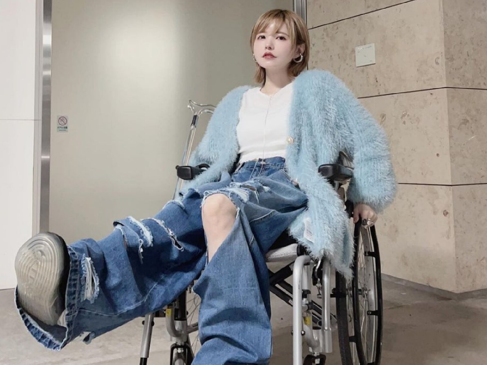益若つばさ、骨折中の車椅子ポージング披露！ 「車椅子まで着こなせる益若つばさ様」