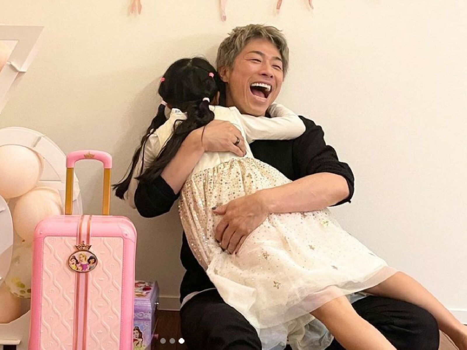 田村淳、長女の6歳バースデーを祝う親子ショットに「パパ大好きが伝わります」「見てる方まで幸せ」