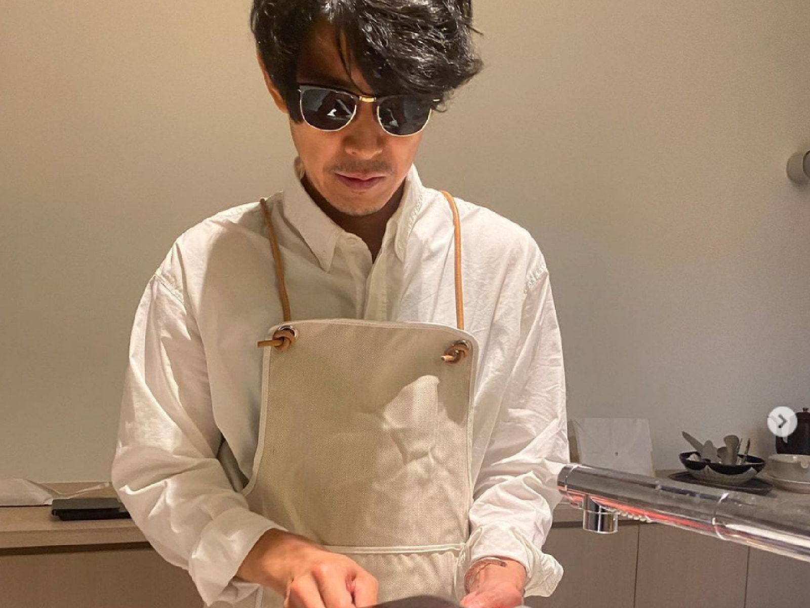 板谷由夏、親友・藤木直人のイケメン料理姿を公開！ 「誰だ？この謎のシェフと思った」「二人ともステキすぎ」