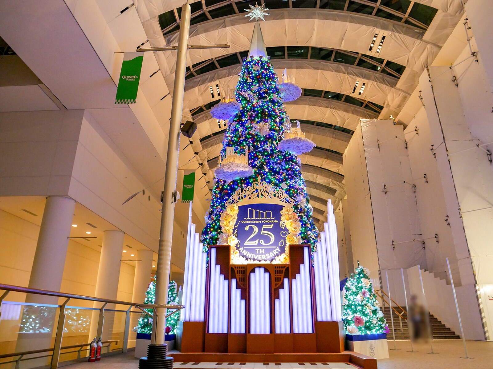 みなとみらい クイーンズスクエア横浜のクリスマスツリーが点灯 環境配慮型ペーパーアートが映える All About News
