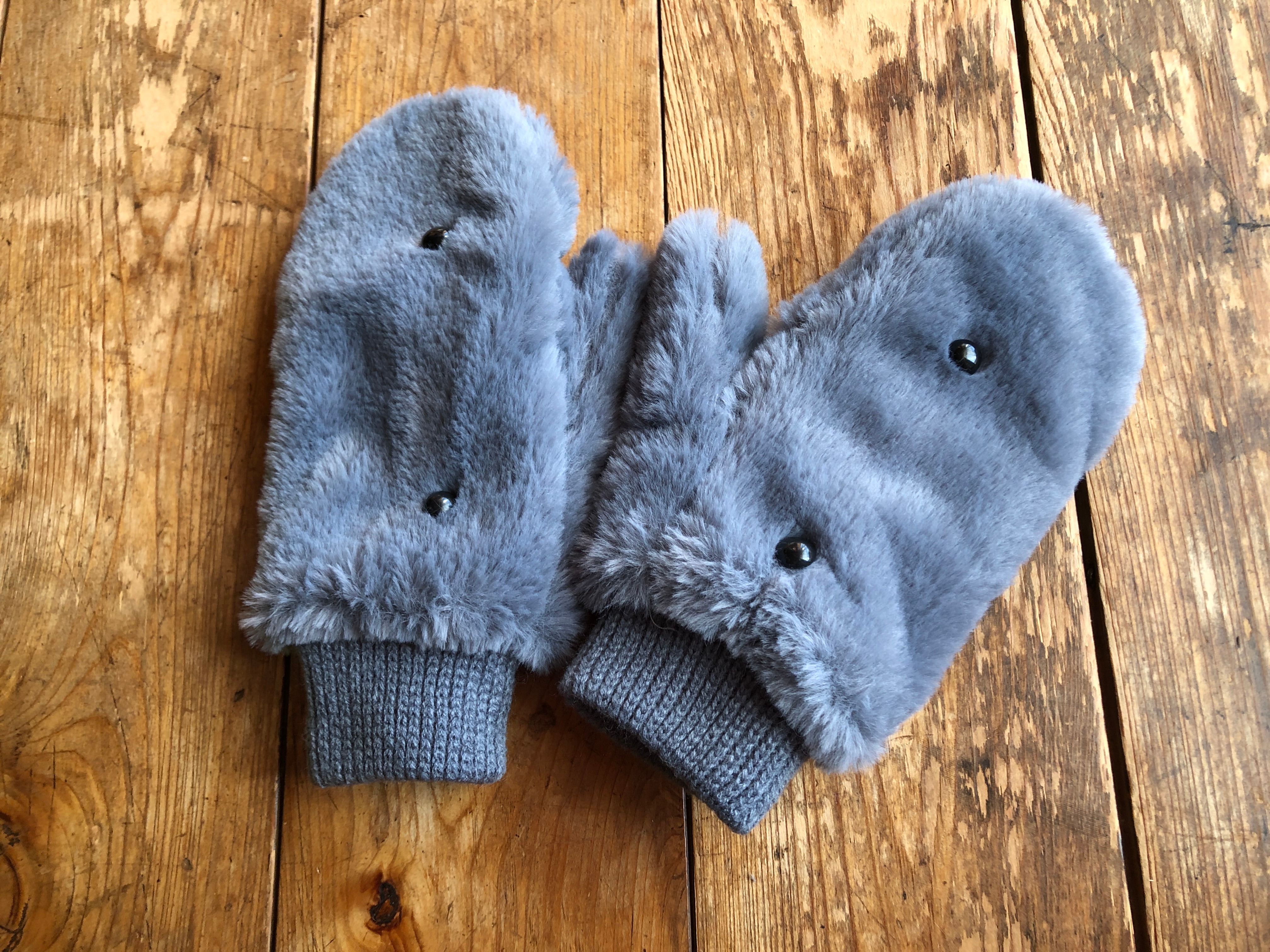 ワークマンの「フェイクファーミトン」がふんわりかわいい！ 指出しで