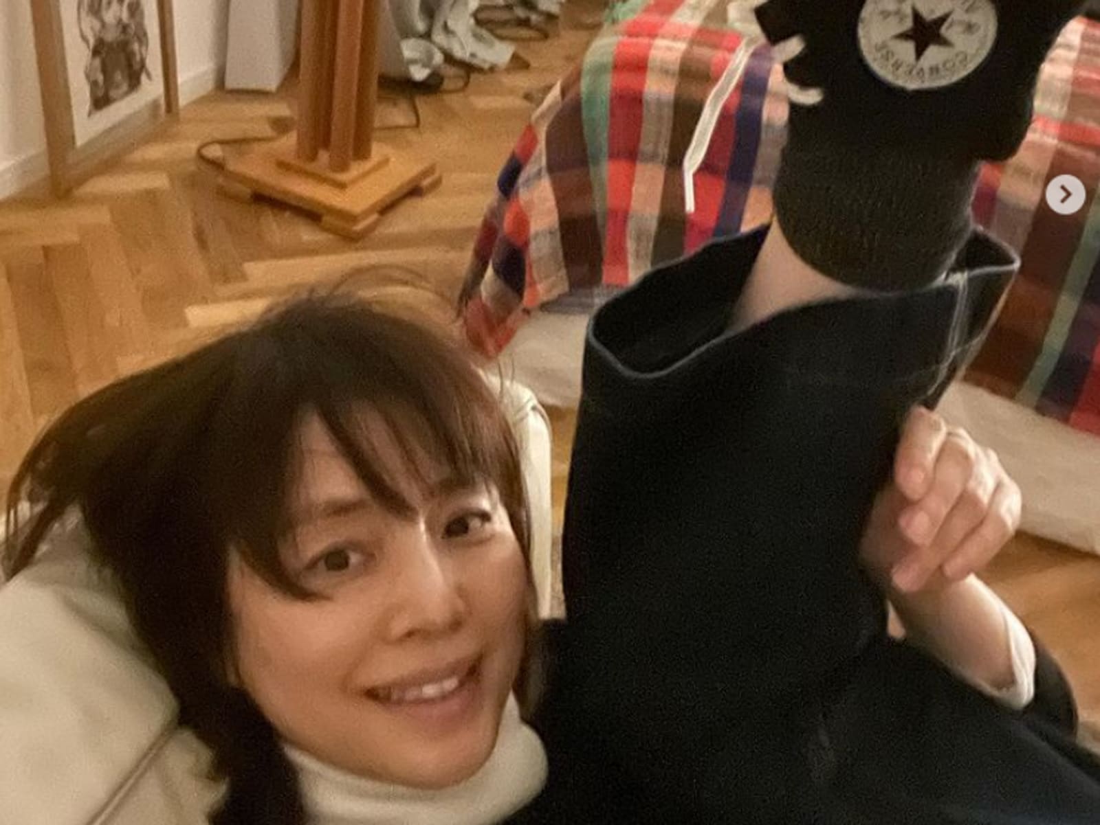 カラダ柔らかすぎ」53歳・石田ゆり子、新品の靴を履いて“足が上がり