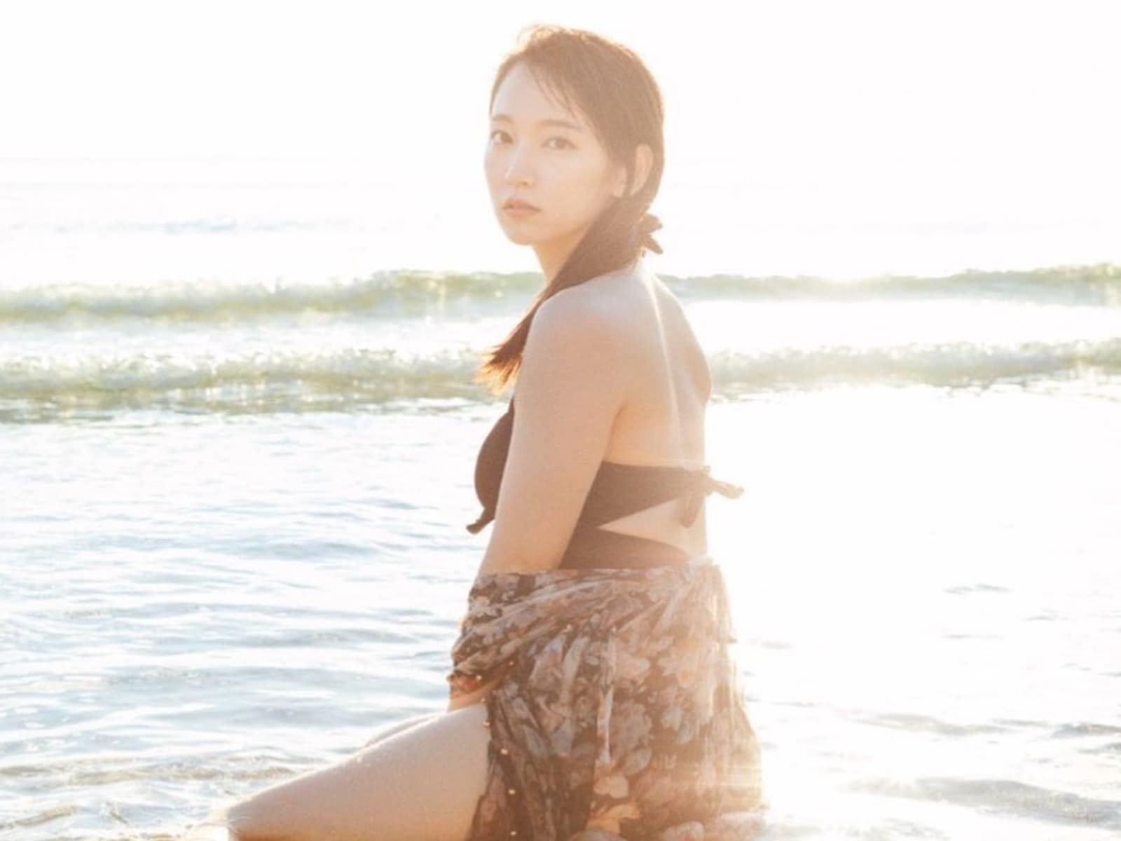 「色気の化身」吉岡里帆、大胆ビキニ姿を披露！ 「めちゃくちゃセクシー」「幻想的なショット、大変よいです」