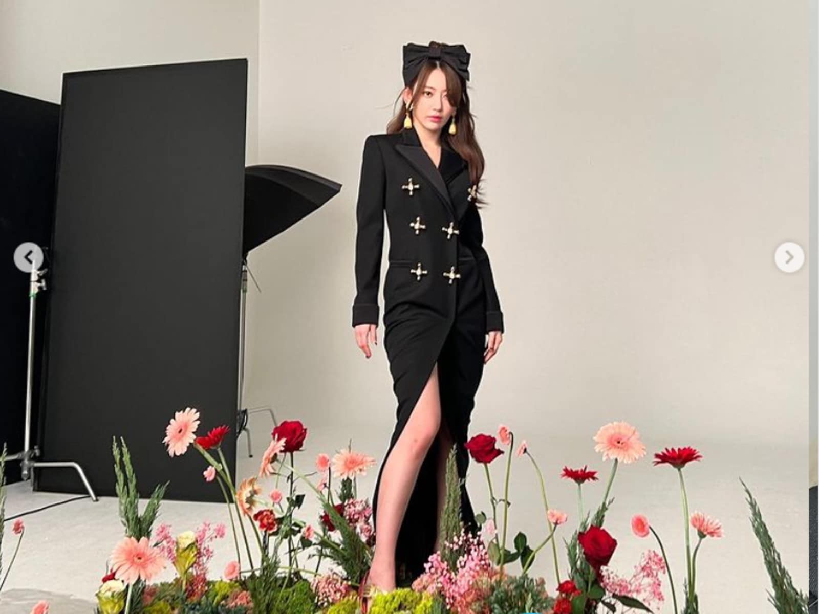 「圧倒的天使！！」宮脇咲良、大胆美脚披露のブラックコーデにファン歓喜「ビジュ最強すぎる」