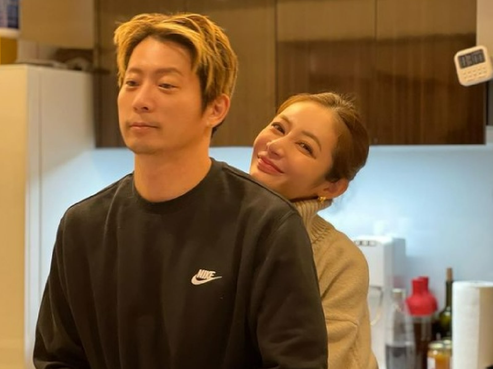 元EXILE黒木啓司、妻・宮崎麗果とのラブラブショット公開もキス写真に批判の声。誹謗中傷に対し法的措置の対応を