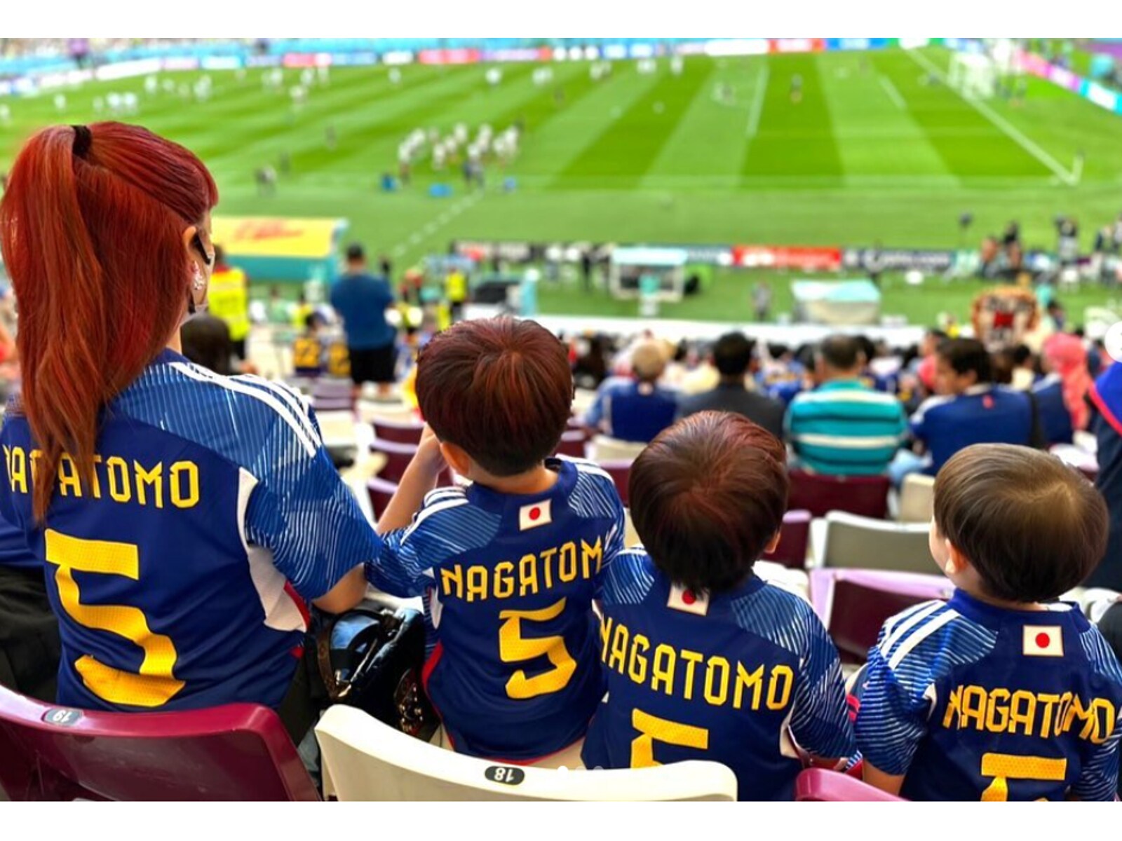 長友佑都の妻 平愛梨 息子3人とサッカーw杯日本代表戦を現地生観戦 赤髪素敵すぎます なんか泣けますね All About News