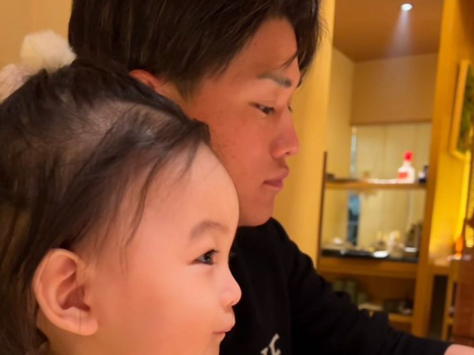 「横顔がそっくり」板野友美の夫・高橋奎二、約1年ぶりの親子ショット！ 「パパけけ、可愛すぎます」