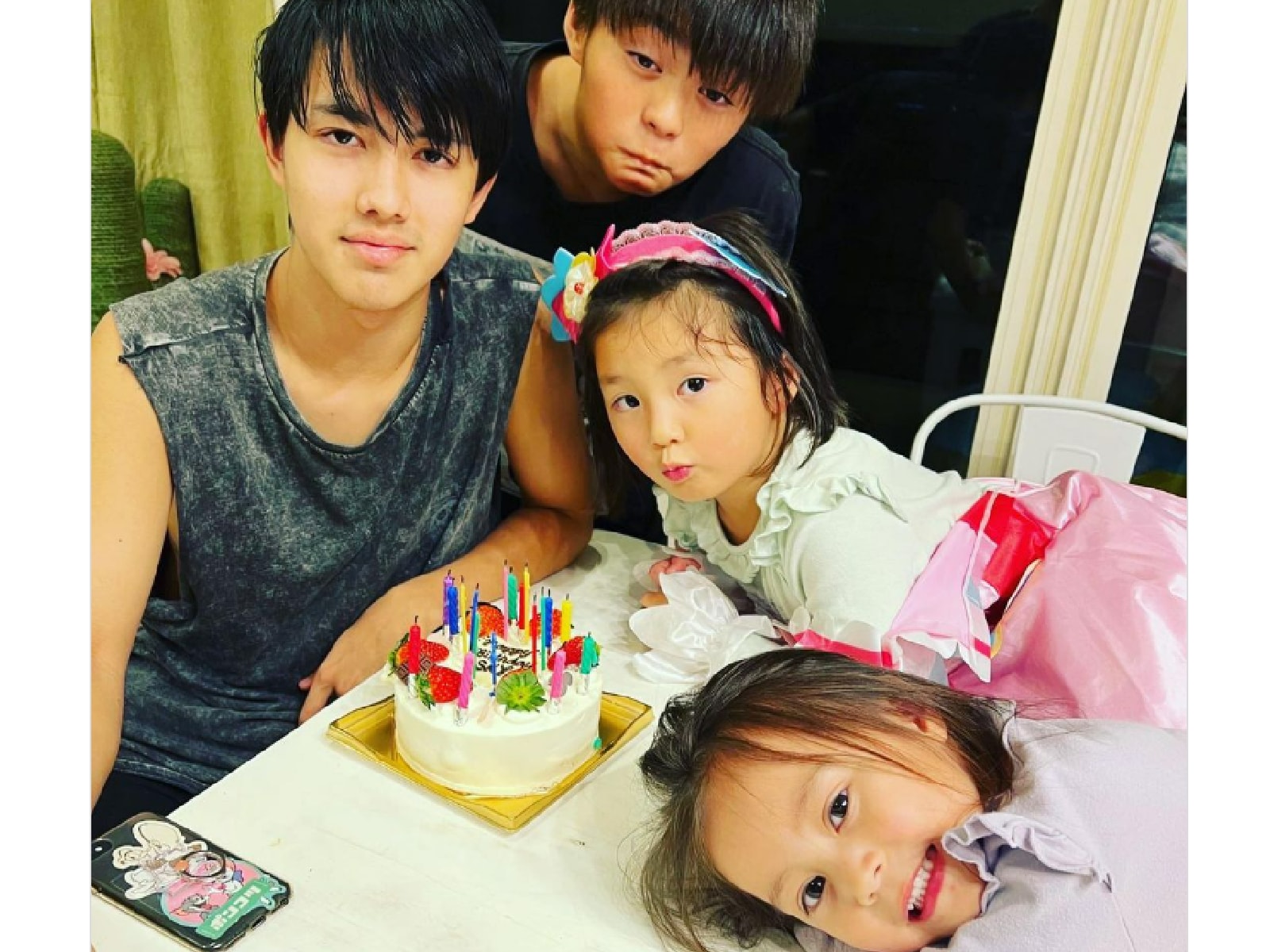 土屋アンナ、18歳イケメン長男ら子ども4人の顔出しショット！ 「こんな美男美女揃いの家庭ある？」「大きくなったね」