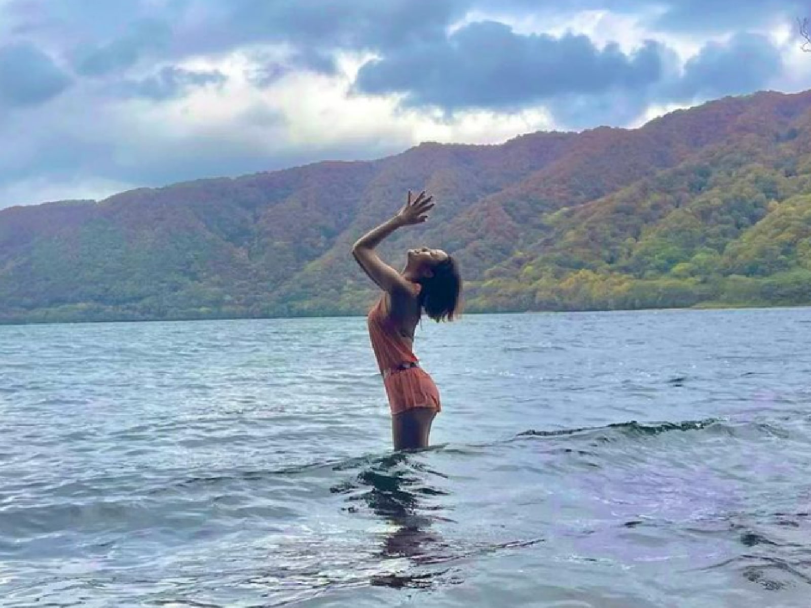 王林、サウナ＆湖を楽しむ水着ショット公開！ 「まるで十和田湖の女神」「まっすぐな脚がキレイ！」