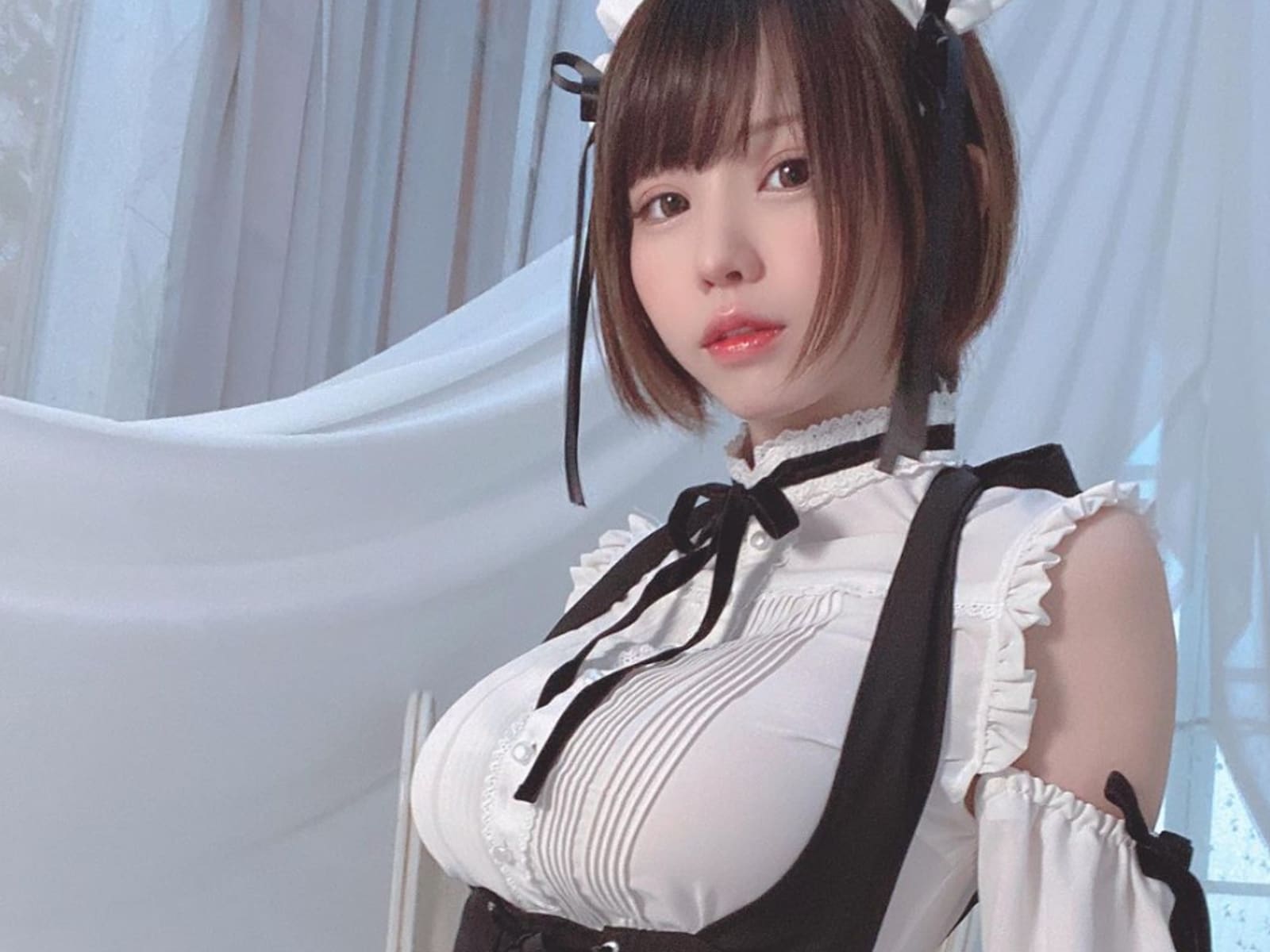 令和のエロテロリスト」えなこ、胸元がはち切れそうなメイド