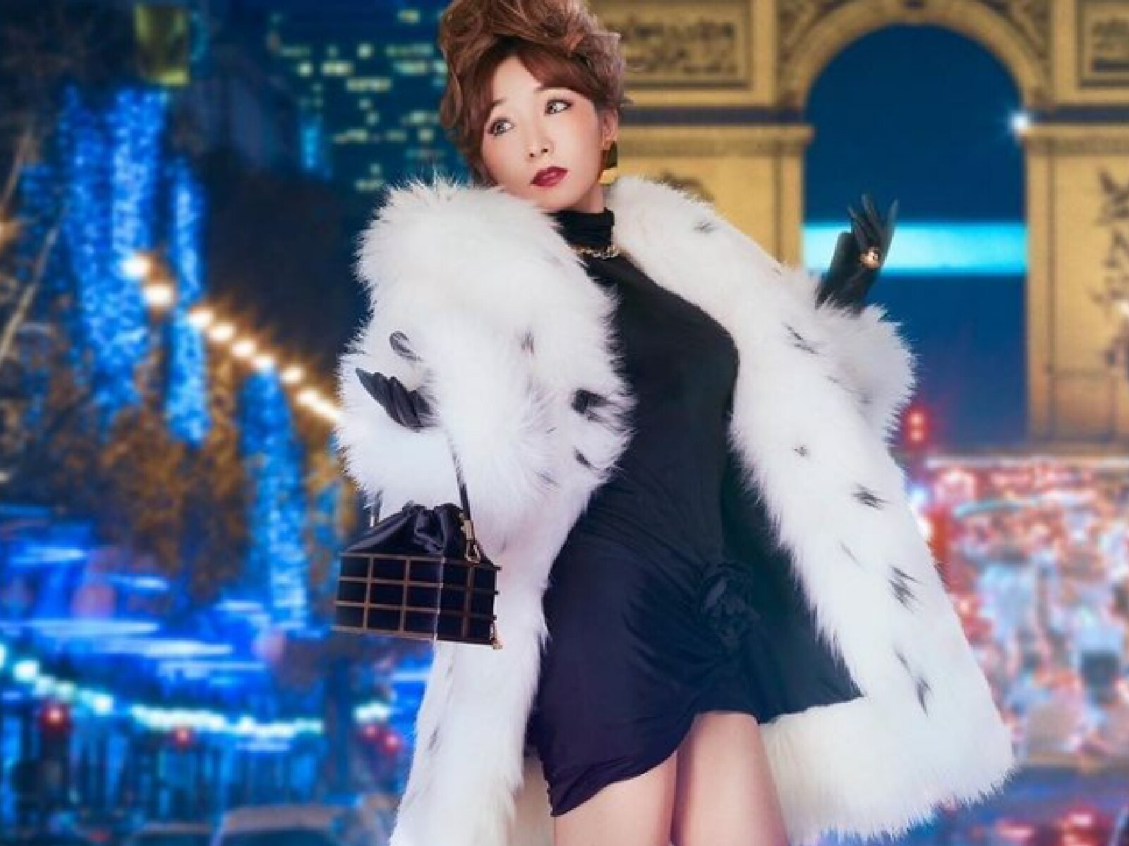 加護亜依、毛皮コート×ミニ丈ワンピで太もも披露！ 「めっちゃ色っぽくて最高」「お人形さんみたい」