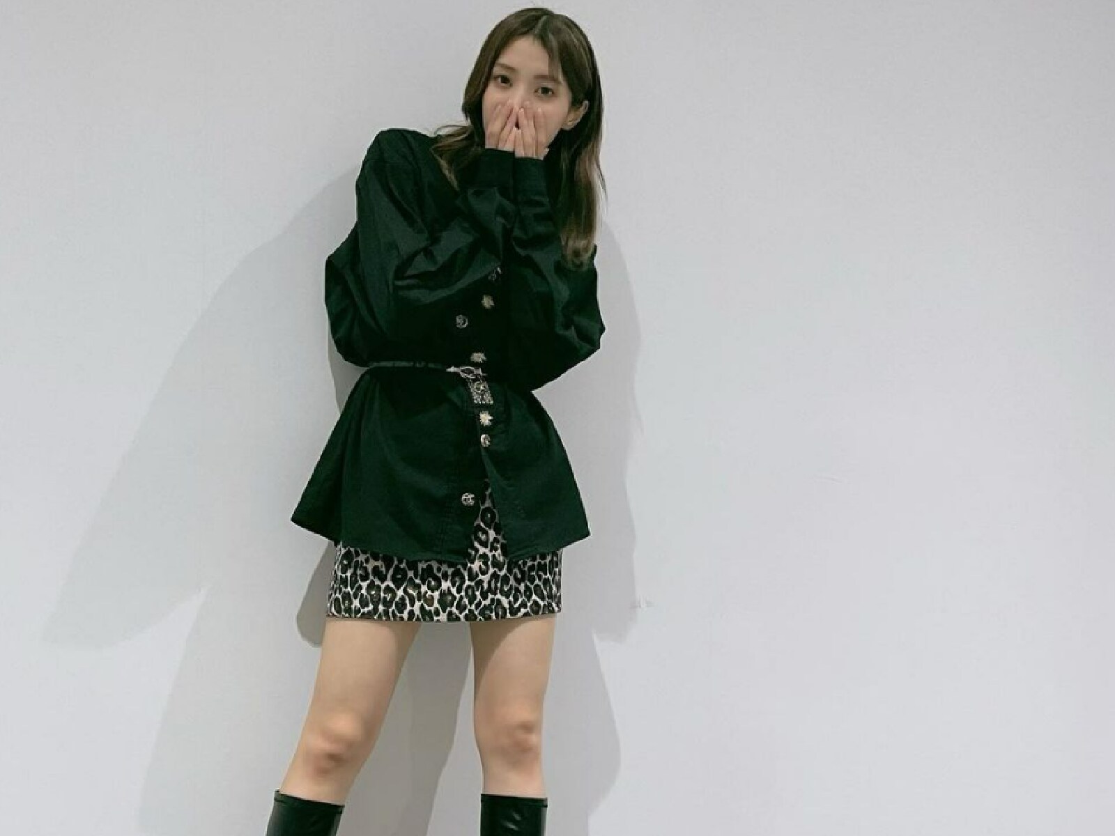 櫻坂46・小林由依、超ミニ丈スカートで美脚を披露！ ヒョウ柄コーデの大人ショットで圧巻のスタイルを見せる