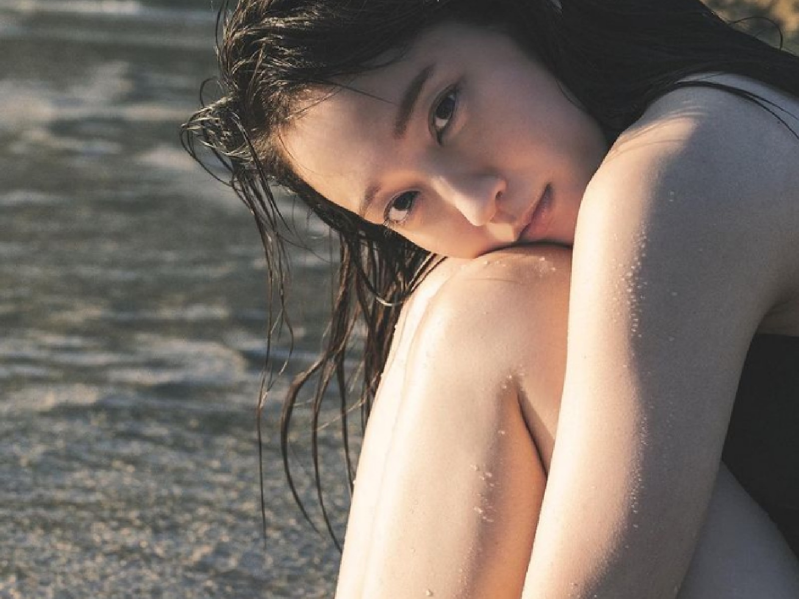 吉岡里帆 太もも 