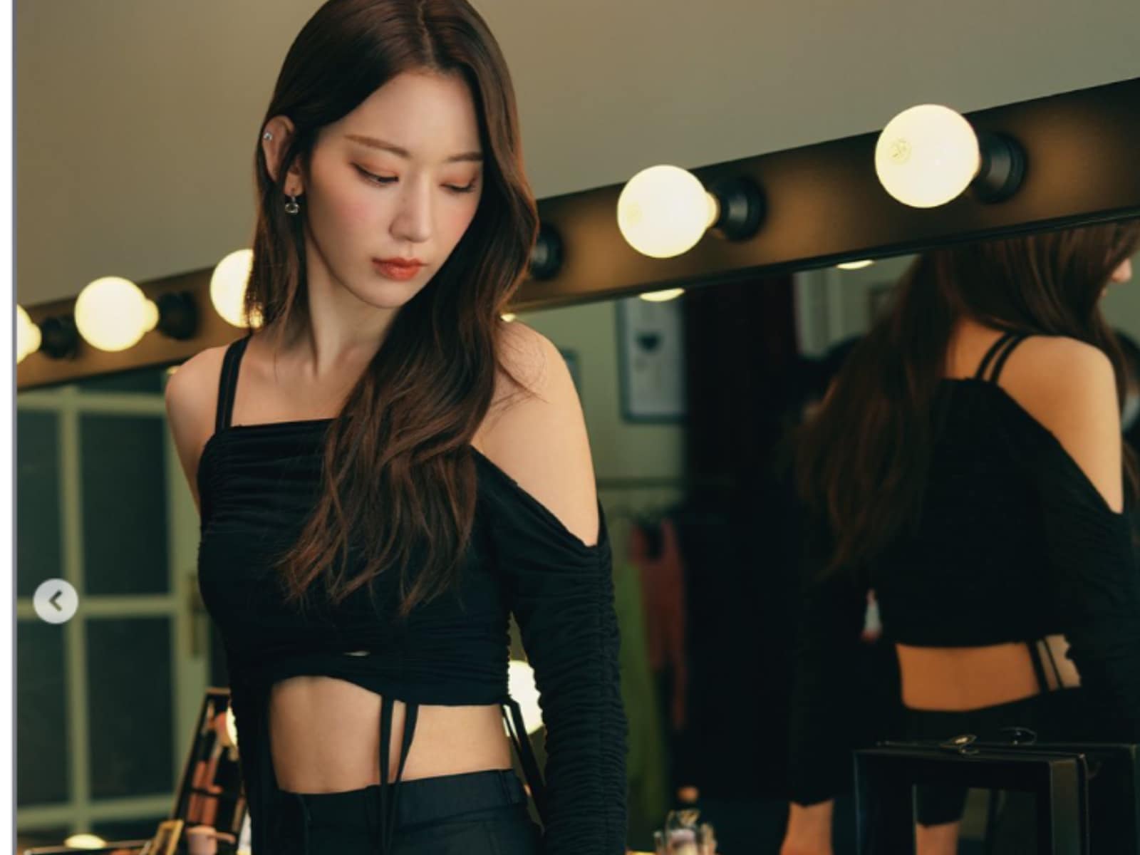 ビジュやばすぎ」宮脇咲良、セクシーな腹ちらショットにファン歓喜