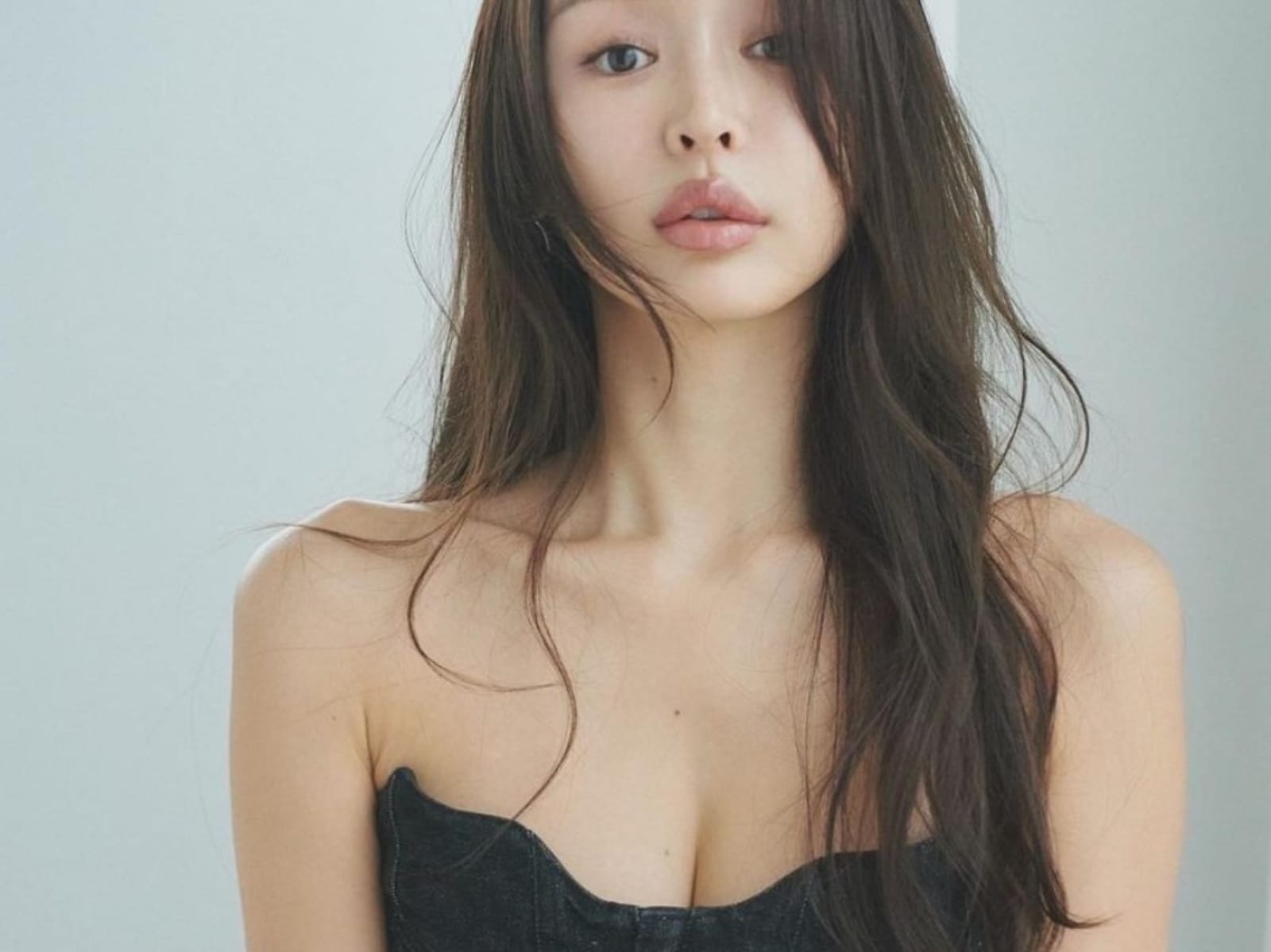 「綺麗すぎる」加治ひとみ、胸元あらわなモデルショットに称賛の声！ 「ドキドキしちゃいます」